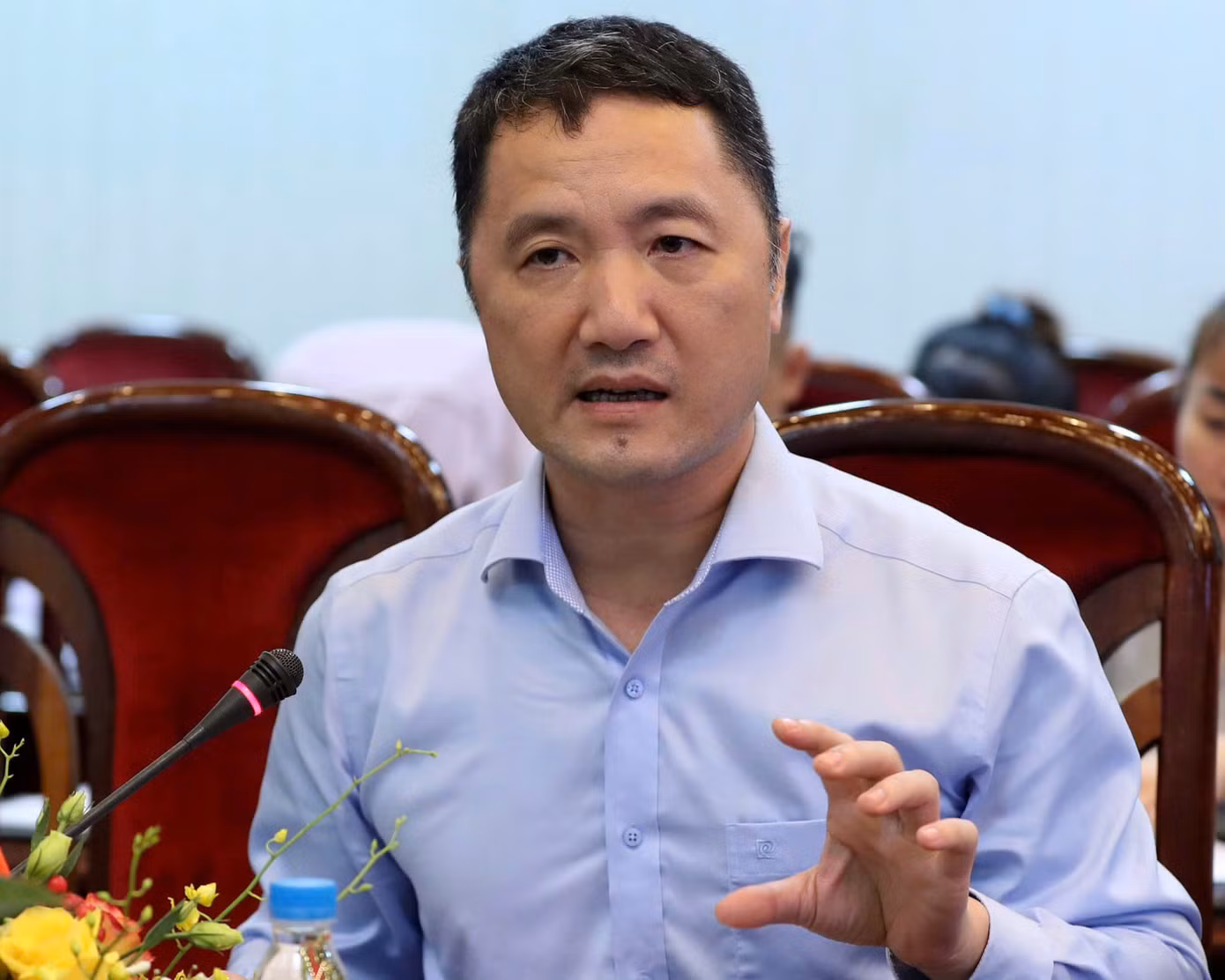 Ông Bùi Văn Mạnh - Giám đốc Sở Du lịch Ninh Bình - cho biết phải thuê thêm nhân sự ngoài tỉnh để hỗ trợ đón tiếp đoàn làm phim Kong: Skull Island khi họ đến Ninh Bình. Ông Bùi Văn Mạnh - Giám đốc Sở Du lịch Ninh Bình - cho biết phải thuê thêm nhân sự ngoài tỉnh để hỗ trợ đón tiếp đoàn làm phim Kong: Skull Island khi họ đến Ninh Bình.