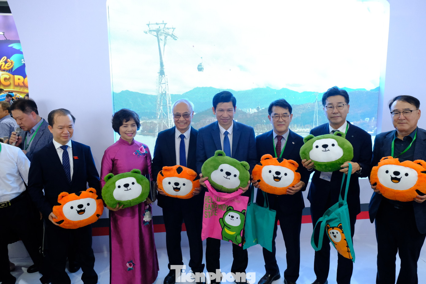 Các đại biểu tham quan gian hàng.