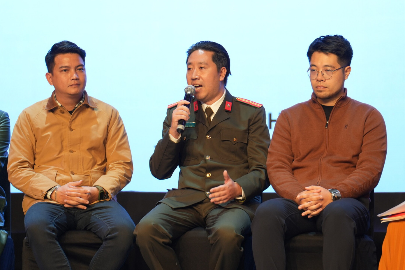 Nhà biên kịch, Thiếu tá Vũ Liêm (giữa) cho biết phim được xây dựng trên 3 vụ án có thật và được cô đọng thành 2 vụ án lớn trong phim