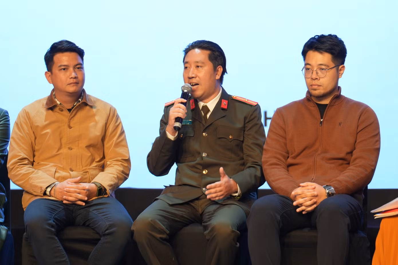 Nhà biên kịch, Thiếu tá Vũ Liêm (giữa) cho biết phim được xây dựng trên 3 vụ án có thật và được cô đọng thành 2 vụ án lớn trong phim