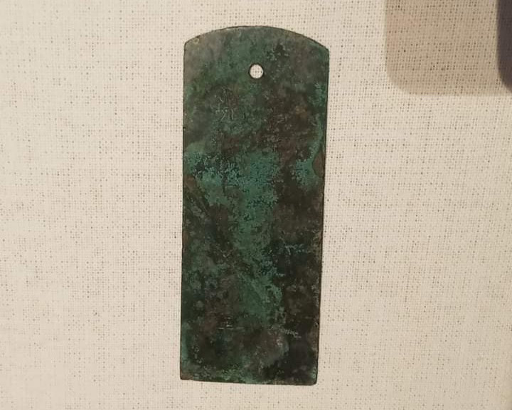 Thẻ bài cung nữ ra vào nội cung thời Lê sơ hiện được lưu giữ tại Trung tâm Bảo tồn di sản Thăng Long - Hà Nội, được xác định niên đại vào tháng 4 năm Quang Thuận thứ 7, đời vua Lê Thánh Tông (1466). Thẻ là tấm hợp kim đồng, phẳng, mỏng, hình thang cân, hai góc của cạnh trên của hình thang được tỉa cong. Hai mặt có khắc chữ Hán, nét chữ khắc sâu, rõ ràng. Mặt trước khắc 5 chữ Hán được dịch tiếng Việt: Cung nữ xuất mãi bài.