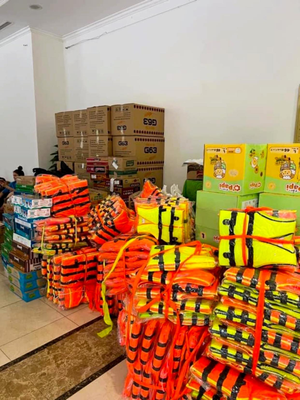 Đoàn Thanh niên Nhà hát Tuổi trẻ chuẩn bị nhu yếu phẩm để hỗ trợ người dân vùng thiên tai. Đoàn Thanh niên Nhà hát Tuổi trẻ chuẩn bị nhu yếu phẩm để hỗ trợ người dân vùng thiên tai.