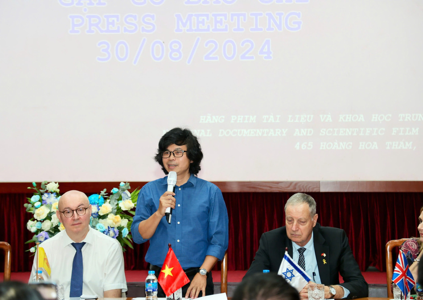 Ông Trịnh Quang Tùng - Phó Giám đốc Hãng phim Tài liệu và Khoa học T.Ư - giới thiệu về Liên hoan liên hoan phim. Ông Trịnh Quang Tùng - Phó Giám đốc Hãng phim Tài liệu và Khoa học T.Ư - giới thiệu về Liên hoan liên hoan phim.