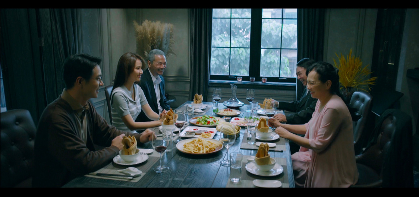 Dương (Huyền Lizzie) và bác sĩ Tuấn (Đức Hiếu) có buổi ra mắt gia đình hai bên tại nhà hàng. Dương (Huyền Lizzie) và bác sĩ Tuấn (Đức Hiếu) có buổi ra mắt gia đình hai bên tại nhà hàng.