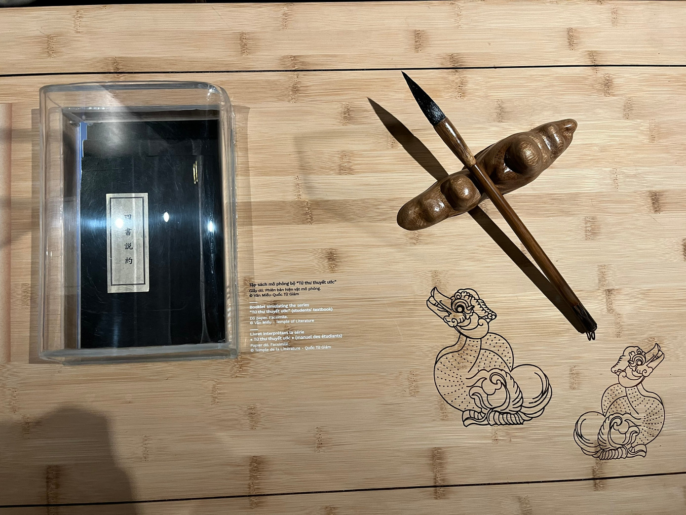 Thông qua các tài liệu, hiện vật, trưng bày tái hiện không gian di sản văn hóa nhằm phục vụ tốt nhất nhu cầu của khách tham quan. Sau khi tham quan trưng bày, du khách hiểu hơn về những đóng góp của những danh nhân đối với giáo dục, bồi dưỡng nhân tài và những bài học kinh nghiệm vẫn còn nguyên giá trị đối với đời sống xã hội hiện nay. Thông qua các tài liệu, hiện vật, trưng bày tái hiện không gian di sản văn hóa nhằm phục vụ tốt nhất nhu cầu của khách tham quan. Sau khi tham quan trưng bày, du khách hiểu hơn về những đóng góp của những danh nhân đối với giáo dục, bồi dưỡng nhân tài và những bài học kinh nghiệm vẫn còn nguyên giá trị đối với đời sống xã hội hiện nay.