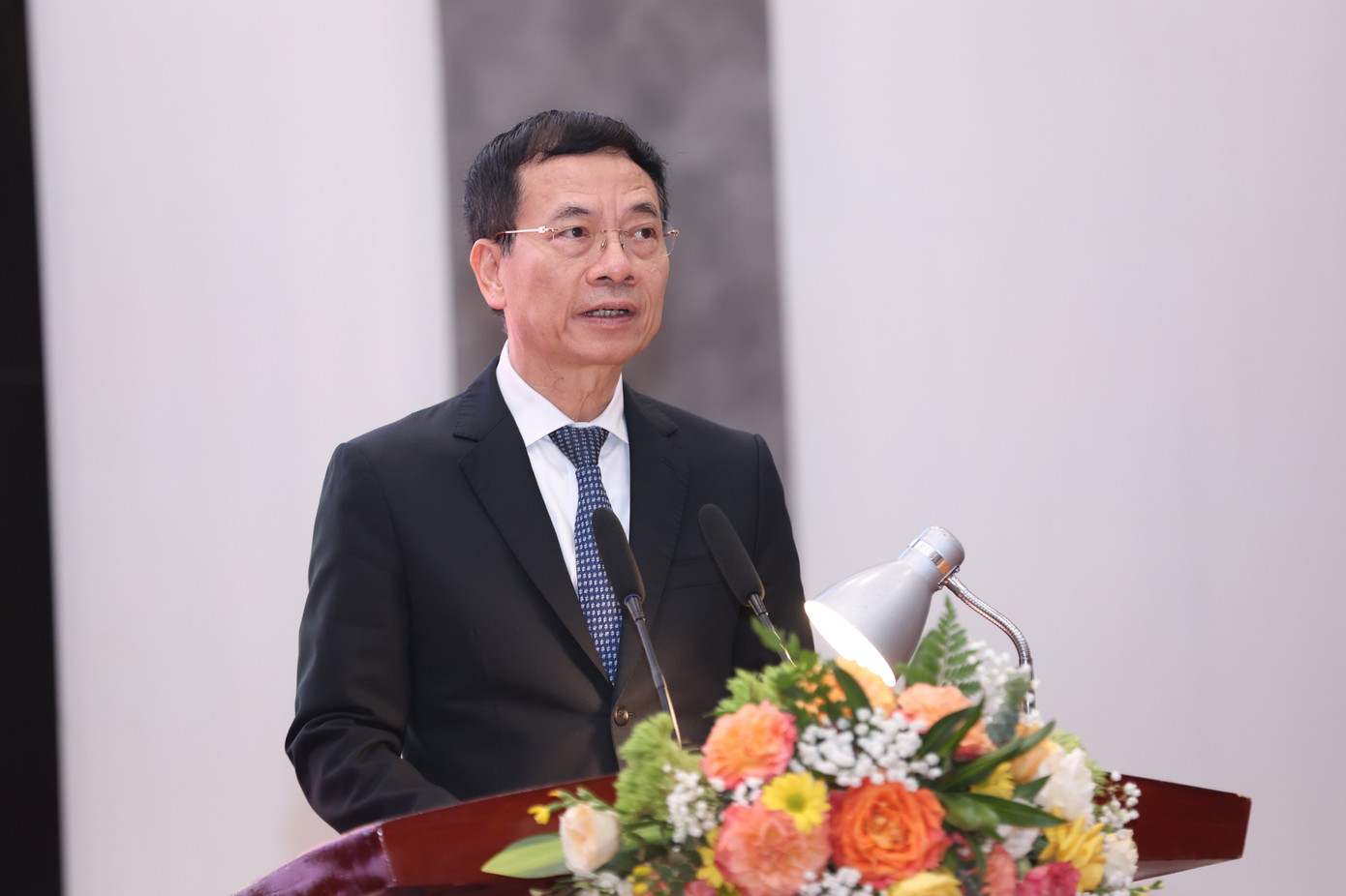 Bộ trưởng Bộ Thông tin và Truyền thông Nguyễn Mạnh Hùng đề nghị các NXB cần chú trọng hơn trong khâu chọn lựa bản thảo, nghiên cứu kỹ nhu cầu, thị hiếu độc giả. Bộ trưởng Bộ Thông tin và Truyền thông Nguyễn Mạnh Hùng đề nghị các NXB cần chú trọng hơn trong khâu chọn lựa bản thảo, nghiên cứu kỹ nhu cầu, thị hiếu độc giả.