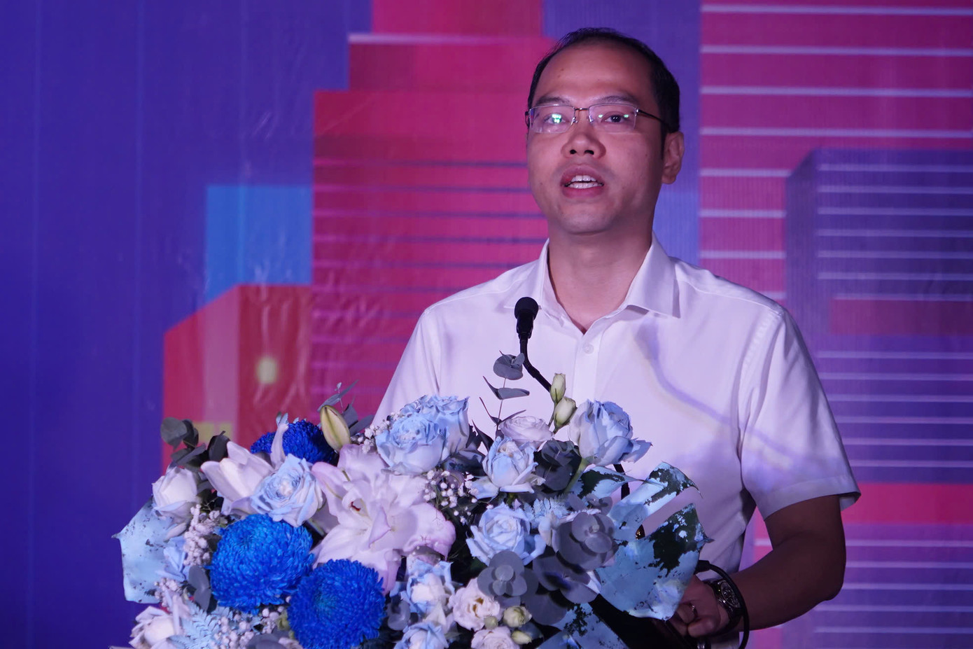 Anh Nguyễn Tiến Hưng - Phó Bí thư Thành đoàn Hà Nội, Chủ tịch Hội Sinh viên Việt Nam TP. Hà Nội - giới thiệu điểm nhấn của cuộc thi nhảy hiện đại Nhịp sống trẻ - Hà Nội lần thứ II.