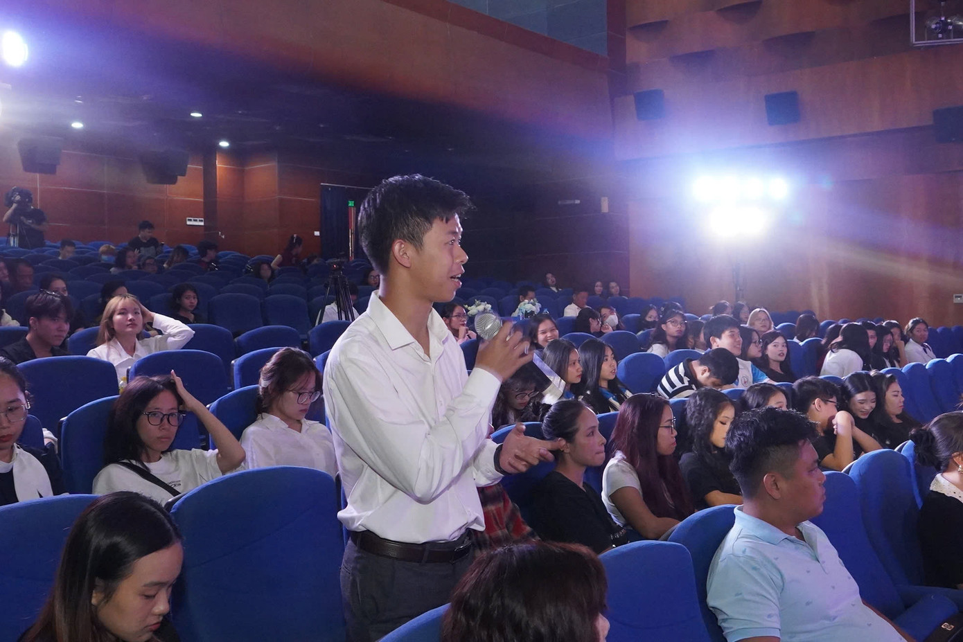 Nhiều thí sinh hào hứng đặt câu hỏi về cuộc thi.