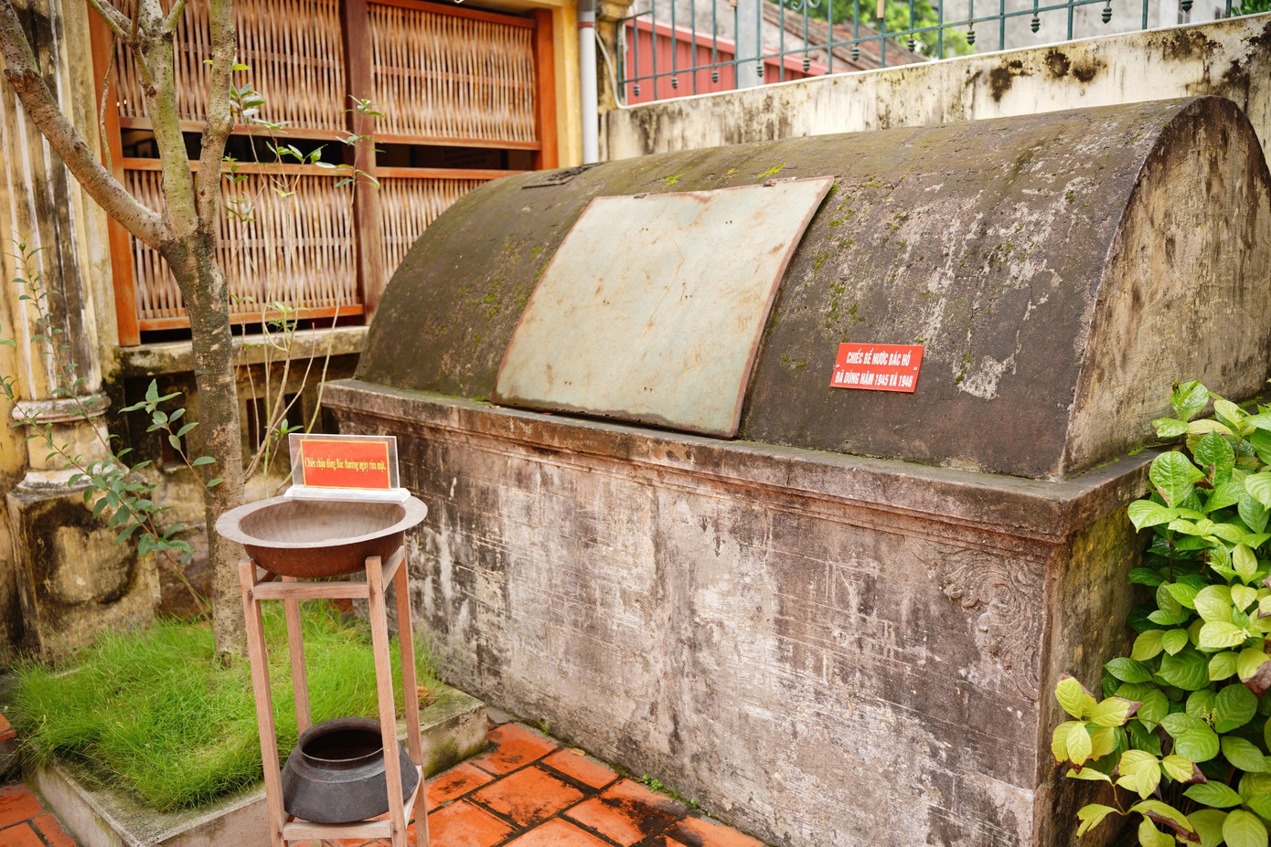 Lần thứ hai Bác Hồ ghé thăm nhà cụ Nguyễn Thị An vào năm 1946. Tại đây, Chủ tịch Hồ Chí Minh đã có buổi làm việc với cán bộ xã Phú Thượng và cán bộ quận Lãng Bạc để chuẩn bị cho cuộc kháng chiến chống Pháp lâu dài.