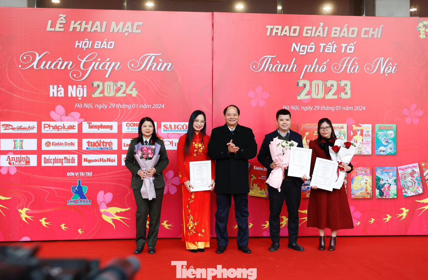 Giải Nhất được trao cho các tác giả Nguyễn Thị Thanh Loan, Lại Quang Tấn, Vũ Thị Cúc, Lý Tú Anh, Vũ Tùng Quân với loạt bài Hồi sinh không gian văn hóa công viên của báo Kinh tế &amp; Đô thị, Nguyễn Khánh Ly với tác phẩm Cán bộ “7 dám” và việc thực hiện “công việc gốc” của Đảng của báo Hà Nội mới, nhóm Vân Quế, Trần Quân, Tuấn Dũng với tác phẩm Hành trình theo dấu vua ban đưa sắc phong trở về của chuyên đề An ninh Thủ đô.