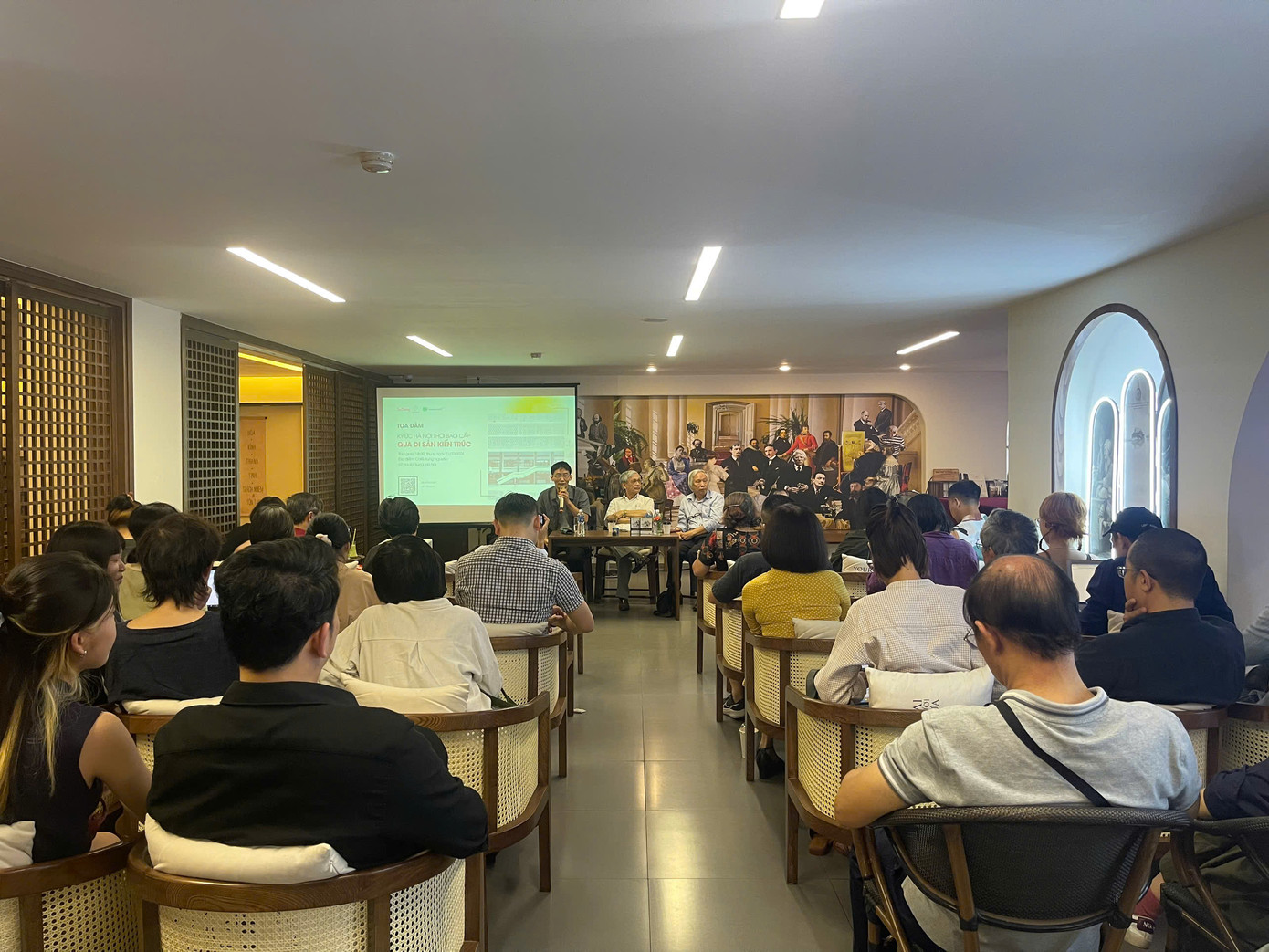 Tại tọa đàm Hà Nội thời bao cấp: Ký ức qua di sản kiến trúc các diễn giả chia sẻ về hàng loạt di sản kiến trúc thời bao cấp. Tại tọa đàm Hà Nội thời bao cấp: Ký ức qua di sản kiến trúc các diễn giả chia sẻ về hàng loạt di sản kiến trúc thời bao cấp.