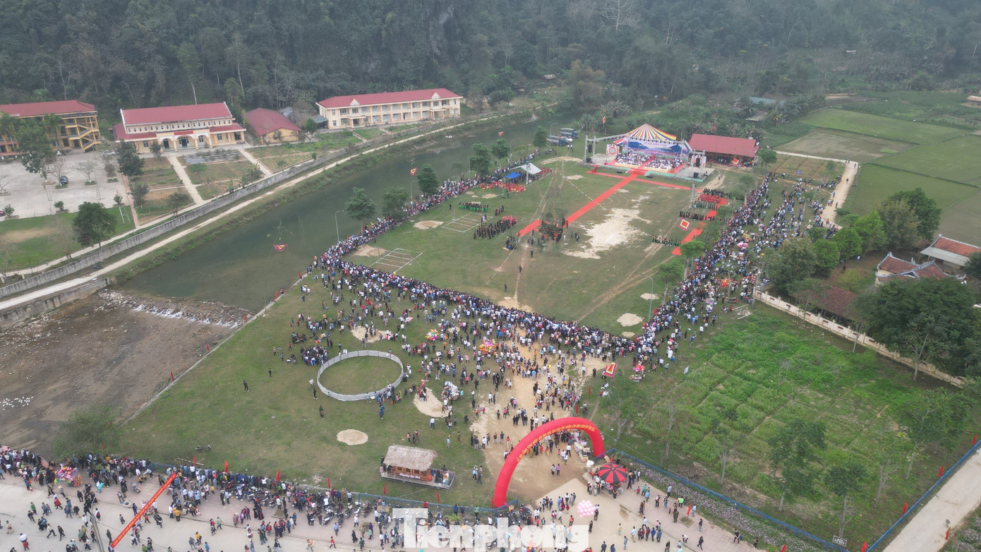 Ngày 12/1 âm lịch (21/2), lễ hội Lồng Tông diễn ra ở huyện Lâm Bình, tỉnh Tuyên Quang, thu hút gần 10.000 du khách với nhiều hoạt động đặc sắc.