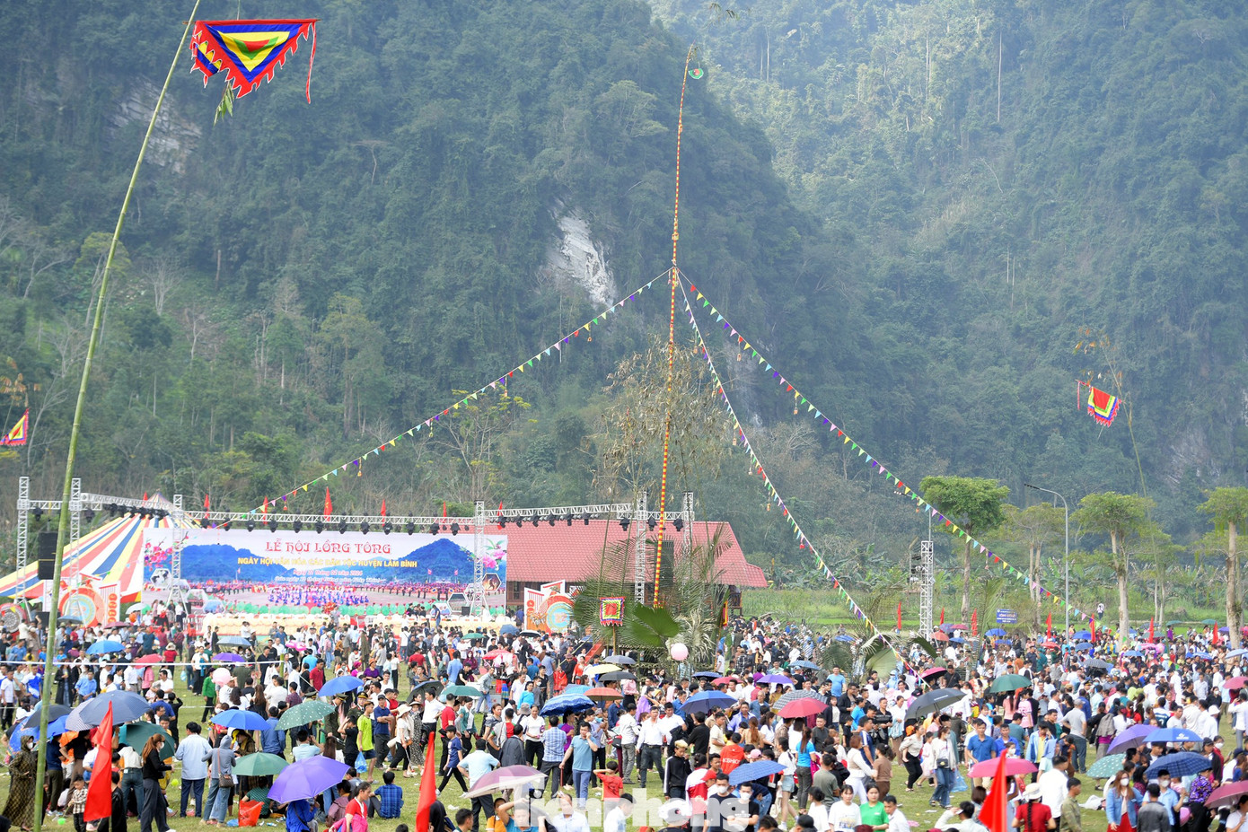 Những hoạt động khác khắc họa đặc trưng sinh hoạt của cộng đồng vùng núi phía Bắc cũng góp mặt trong chương trình như múa sạp, múa khèn, trình diễn trang phục dân tộc và các trò chơi dân gian gồm đánh pam, đánh yến, đánh cù, chọi gà, bịt mắt bắt vịt, đẩy gậy, đi cà kheo, kéo co…