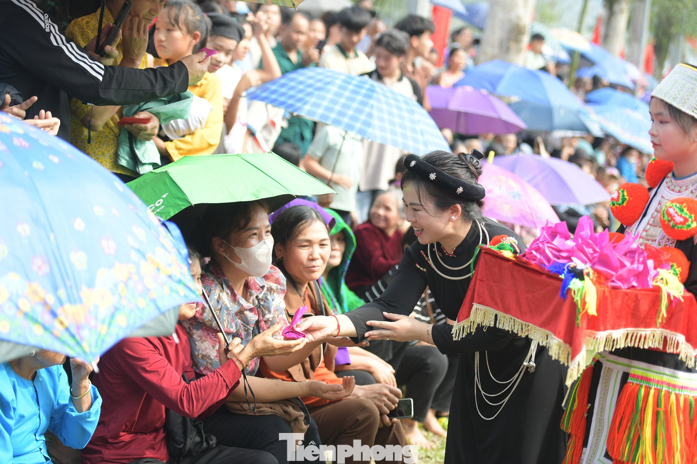 Sau phần lễ, BTC mời các đại biểu phát lộc cho người dân để ai cũng được hưởng lộc may mắn đầu xuân.