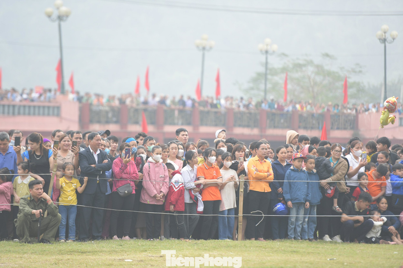 Ngay từ sáng sớm, lễ hội đã hút hàng nghìn người dân đổ về để chứng kiến các nghi lễ cũng như các hoạt động vui chơi, mua sắm đặc sản gồm cả nông, lâm nghiệp và thủy sản được bày bán dọc hai bên đường.