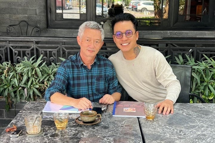 Đạo diễn Phi Tiến Sơn và ca sĩ Tuấn Hưng (vai ông phán trong Đào, phở và piano). Đạo diễn Phi Tiến Sơn và ca sĩ Tuấn Hưng (vai ông phán trong Đào, phở và piano).