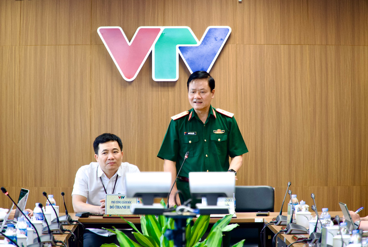 Trung tướng Nguyễn Văn Đức - Cục trưởng Cục Tuyên huấn, Tổng cục Chính trị QĐND Việt Nam (phải) - và ông Đỗ Thanh Hải - Phó tổng giám đốc VTV - chủ trì buổi làm việc. Trung tướng Nguyễn Văn Đức - Cục trưởng Cục Tuyên huấn, Tổng cục Chính trị QĐND Việt Nam (phải) - và ông Đỗ Thanh Hải - Phó tổng giám đốc VTV - chủ trì buổi làm việc.