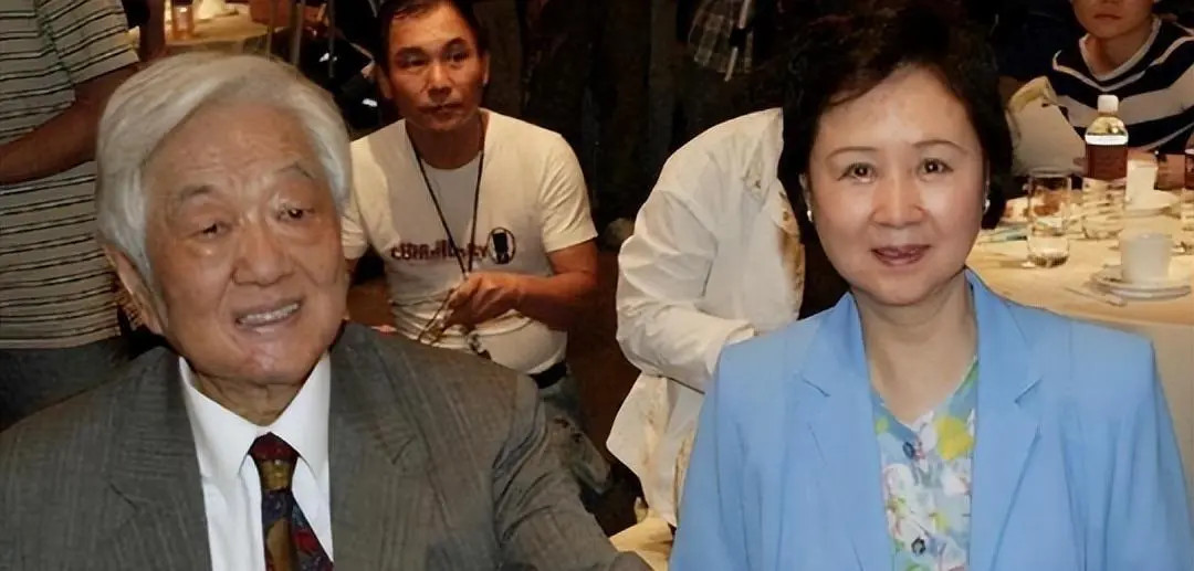 Bình Hâm Đào là người chồng thứ hai của nhà văn Quỳnh Dao.