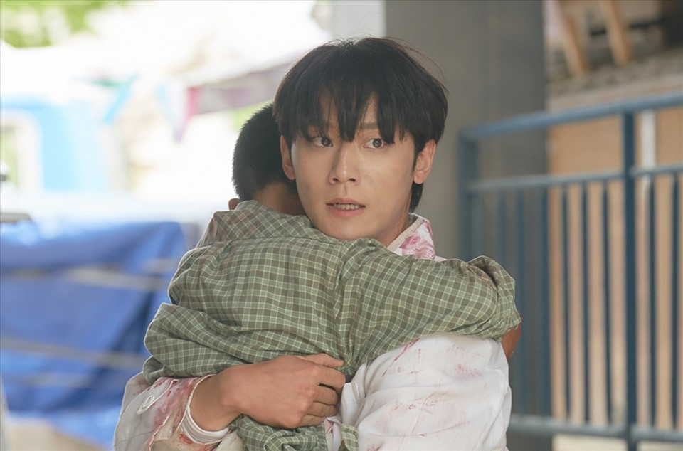 Bộ phim khắc họa rõ nét xã hội Hàn Quốc đầy biến động thông qua chuyện tình của bi thương giữa Hwang Hee Tae (Lee Do Hyun) và Kim Myung Hee (Go Min Si).