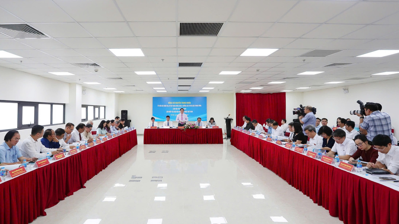 Ủy viên Bộ Chính trị, Bí thư T.Ư Đảng, Trưởng Ban Tuyên giáo T.Ư Nguyễn Trọng Nghĩa làm việc với Đảng đoàn Liên hiệp các hội VHNT Việt Nam và lãnh đạo các hội VHNT chuyên ngành T.Ư.