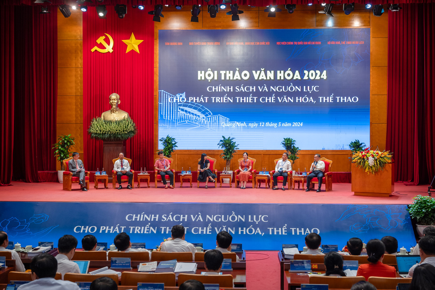 Các đại biểu trong phiên thảo luận bàn tròn. Các đại biểu trong phiên thảo luận bàn tròn.