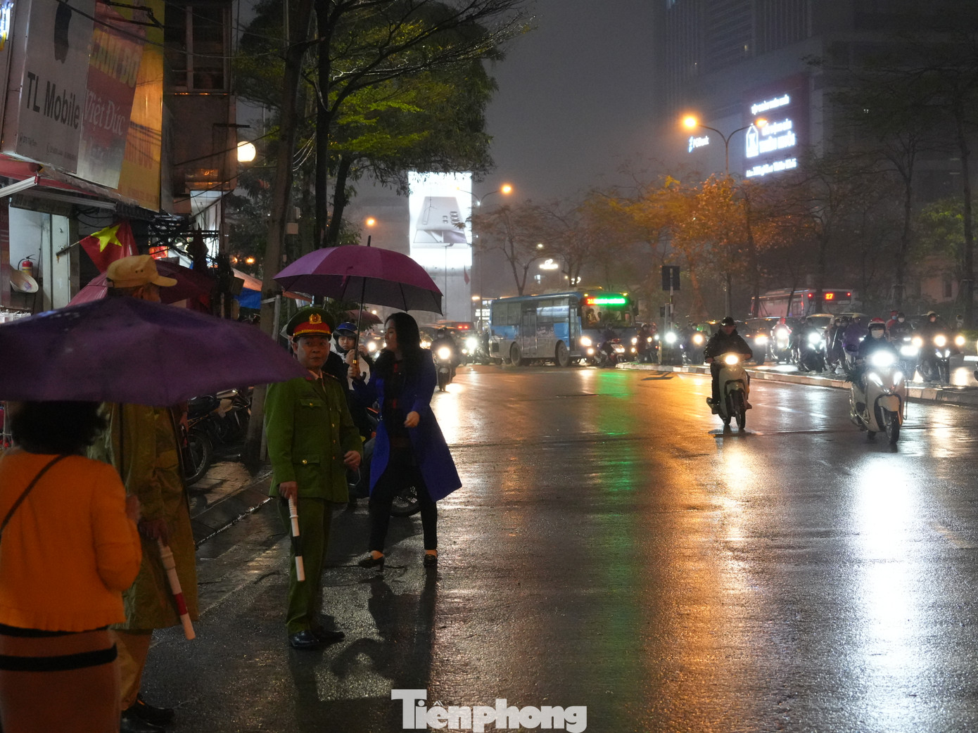 Phía bên ngoài cũng như trong khuôn viên chùa đều có lực lượng chức năng phường thường xuyên làm nhiệm vụ hướng dẫn, phân luồng nên tình hình an ninh trật tự được bảo đảm hơn nhiều năm trước đó.