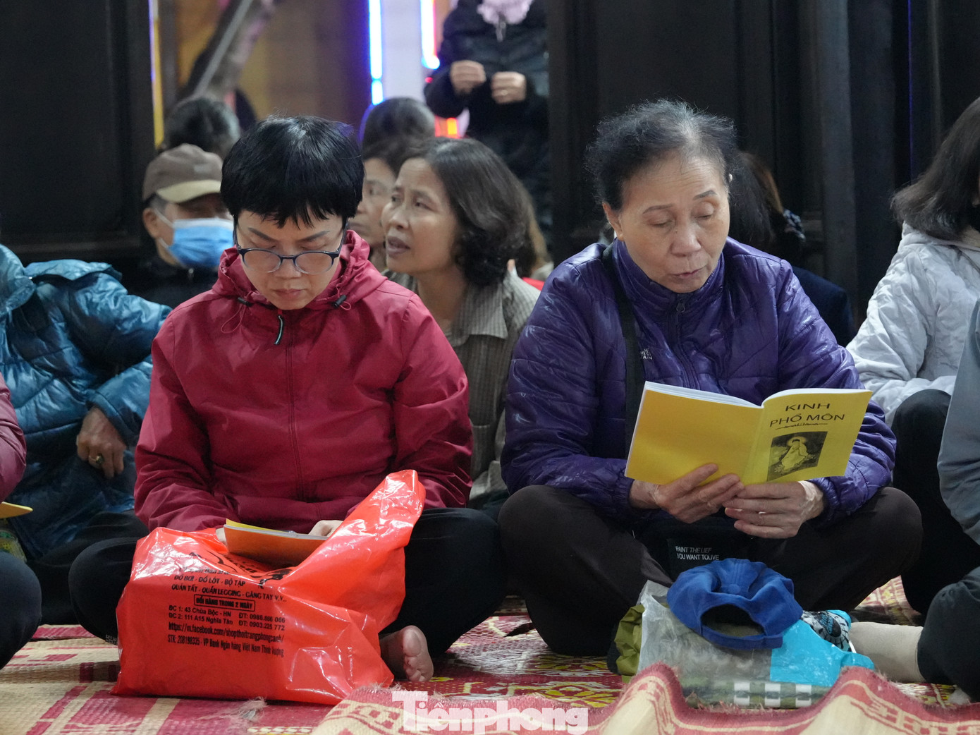 Người tham dự lễ cầu an hay lễ dâng sao giải hạn chăm chú làm theo hướng dẫn của nhà chùa để hoàn thành lễ cầu an. Thực tế, tục dâng sao giải hạn có nguồn gốc Trung Quốc, xuất phát từ niềm tin rằng mỗi năm con người có một vì sao chiếu mệnh. Có tất cả chín sao gồm Thái Dương, Thái Âm, Mộc Đức, Kế Đô, La Hầu, Thái Bạch, Thổ Tú, Vân Hán, Thủy Diệu. Trong đó, Thái Dương, Thái Âm là sao tốt, còn La Hầu, Kế Đô, Thái Bạch là những sao xấu, khiến con người gặp phải chuyện không may, ốm đau, bệnh tật.