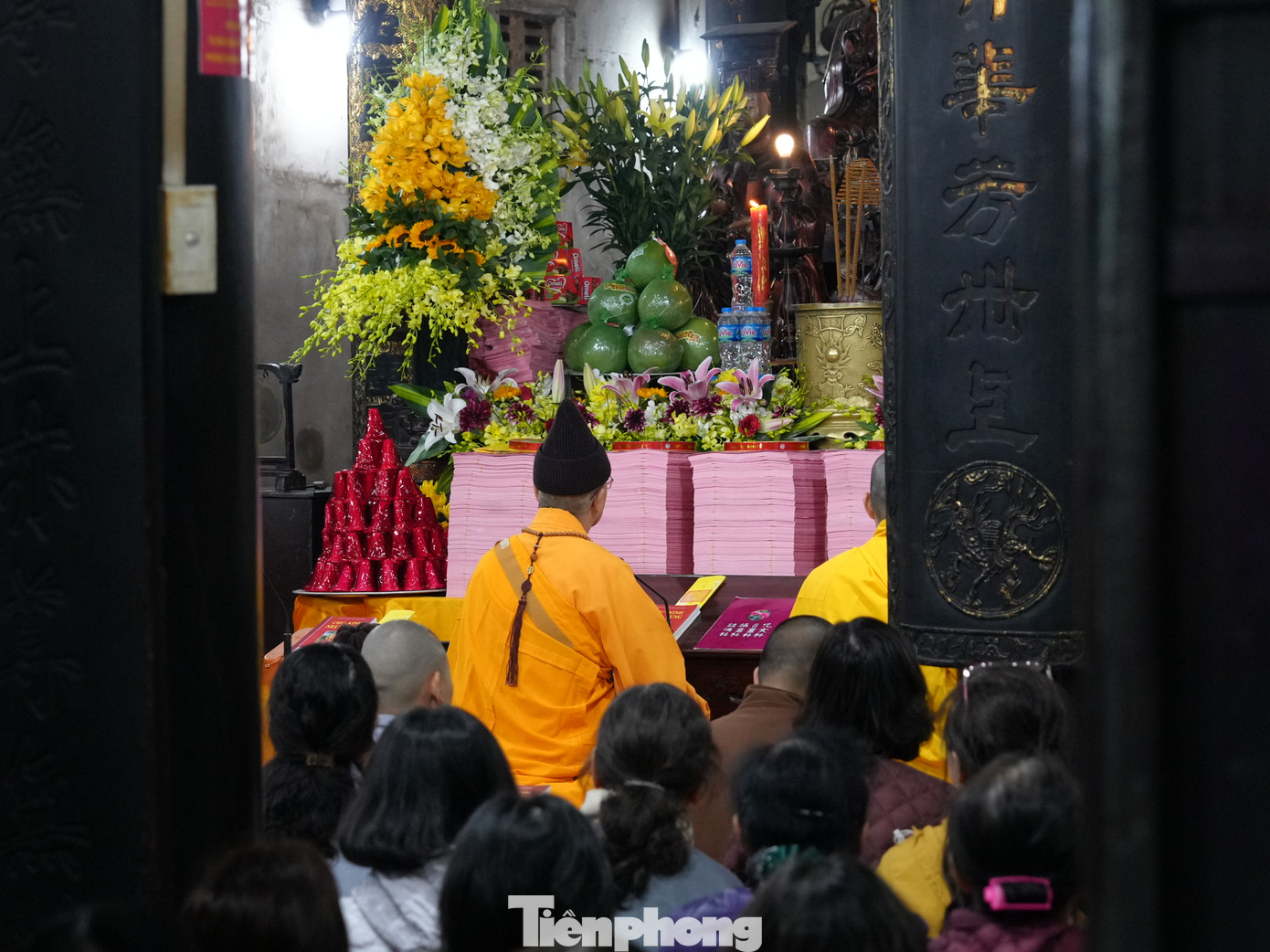 Đúng 19h, lễ cầu an bắt đầu. Năm nay tình trạng đông đúc tại khu vực trước cửa cũng như trong khuôn viên chùa không xảy ra bởi khóa lễ được chia làm nhiều ngày. Bên trong khuôn viên chùa, du khách, phật tử đều được hướng dẫn ngồi theo hàng để đảm bảo trật tự tại khu vực làm lễ.