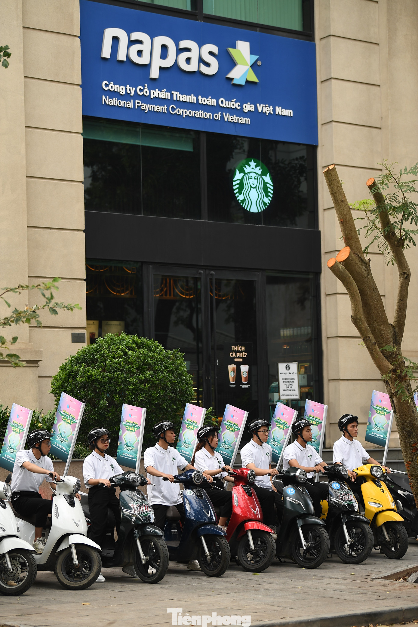 Trụ sở Cty Cổ phần Thanh toán Quốc gia Việt Nam NAPAS - đơn vị đồng tổ chức với Báo Tiền Phong - là điểm check-in không thể thiếu của đoàn Roadshow.