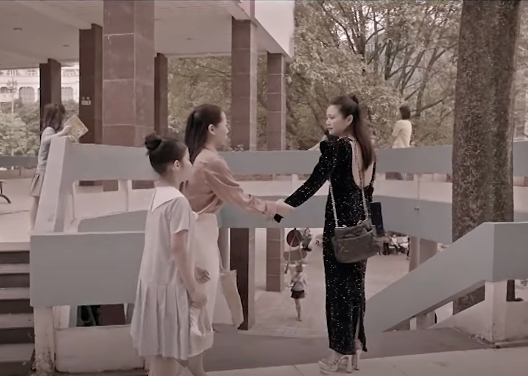 Hai mẹ con An Nhiên nài nỉ bà Hạ Lan cho một cơ hội thi lại.