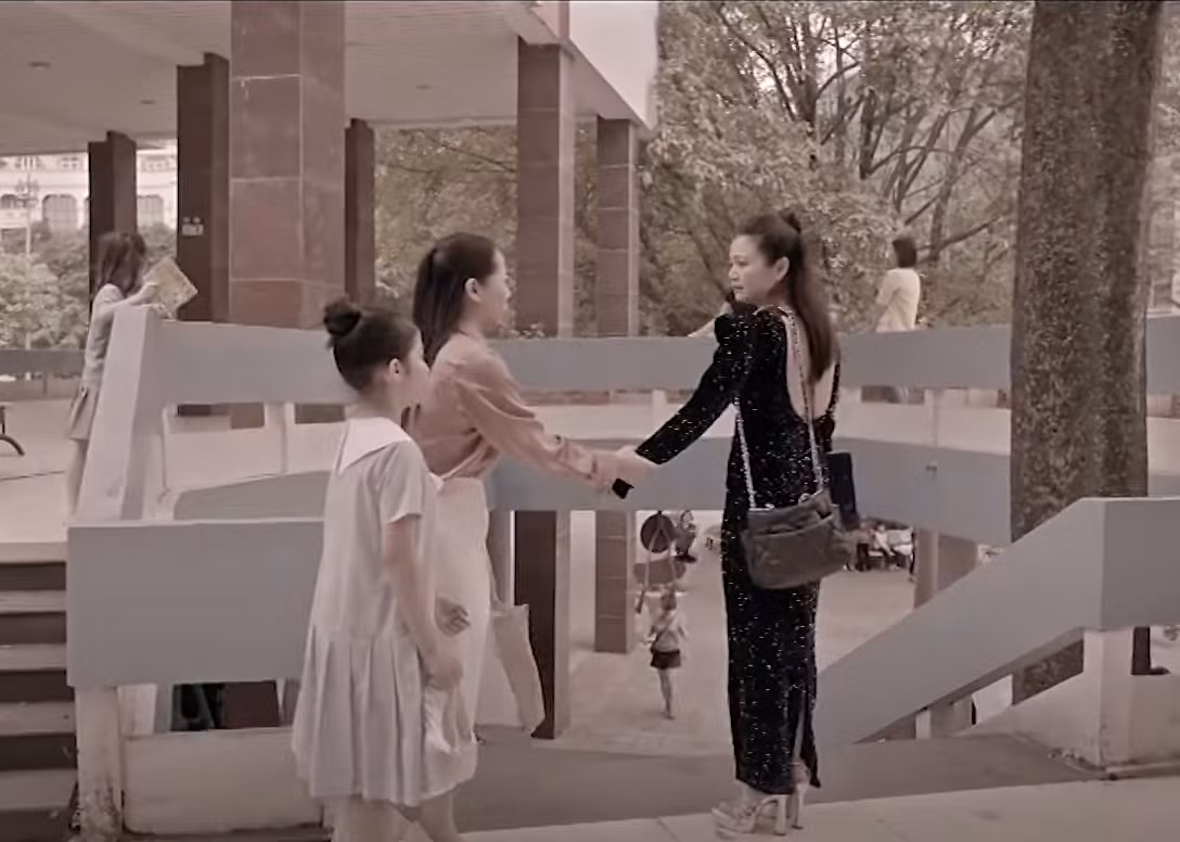 Hai mẹ con An Nhiên nài nỉ bà Hạ Lan cho một cơ hội thi lại.