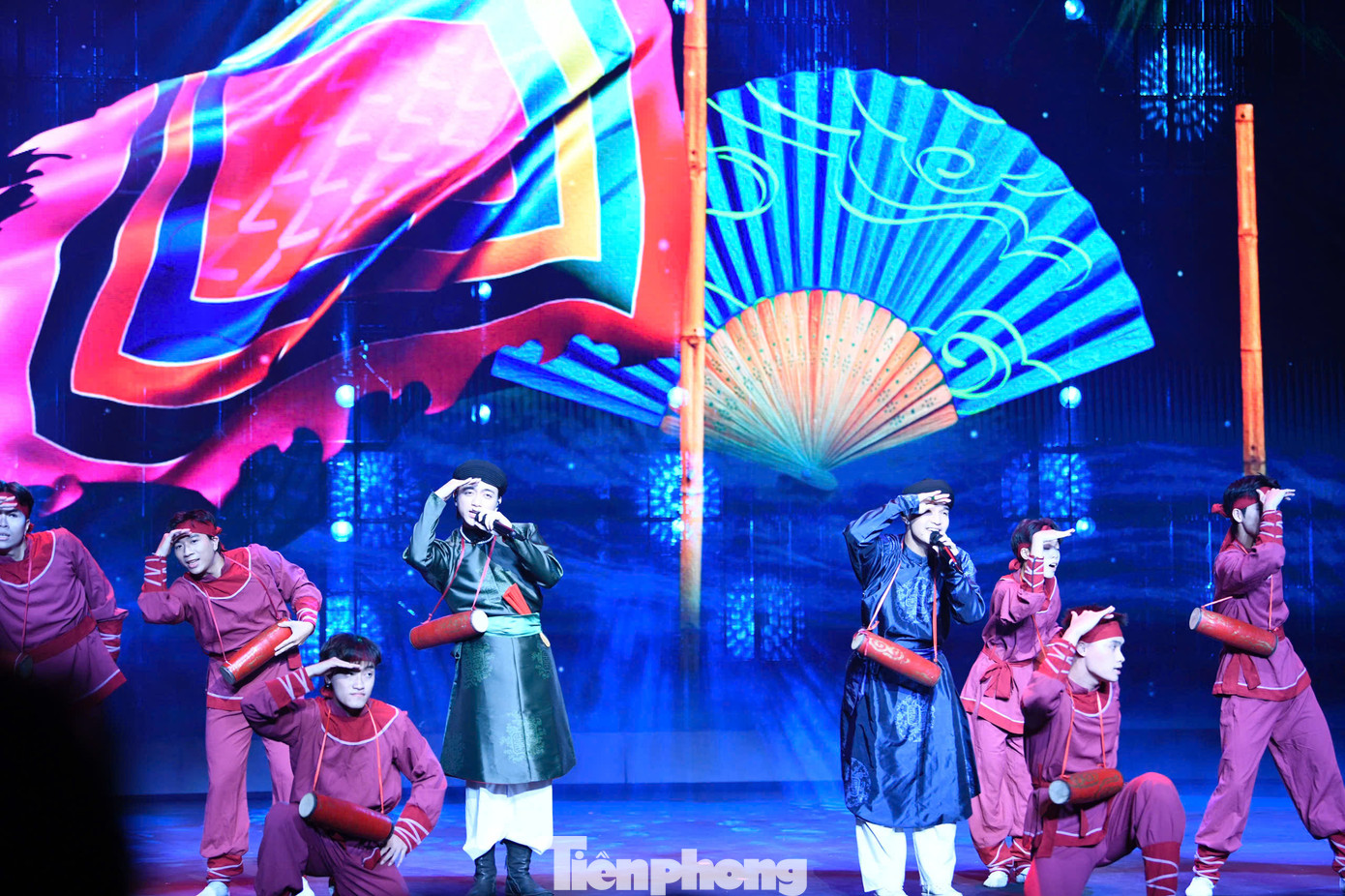 Lễ bế mạc và trao giải liên hoan phim còn có sự xuất hiện của anh tài Soobin Hoàng Sơn. Cả hai mang đến tiết mục Trống cơm - ca khúc gắn với thành công của hai anh tài trong chương trình Anh trai vượt ngàn chông gai. Lễ bế mạc và trao giải liên hoan phim còn có sự xuất hiện của anh tài Soobin Hoàng Sơn. Cả hai mang đến tiết mục Trống cơm - ca khúc gắn với thành công của hai anh tài trong chương trình Anh trai vượt ngàn chông gai.