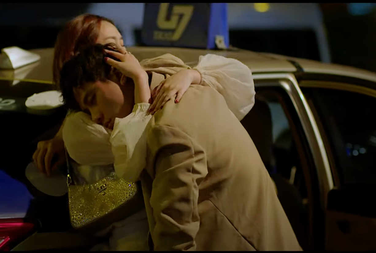 Hân (Việt Hoa) vội vàng đến đón chồng nhưng lại thấy chồng được một người phụ nữ dìu vào khách sạn. Hân (Việt Hoa) vội vàng đến đón chồng nhưng lại thấy chồng được một người phụ nữ dìu vào khách sạn.