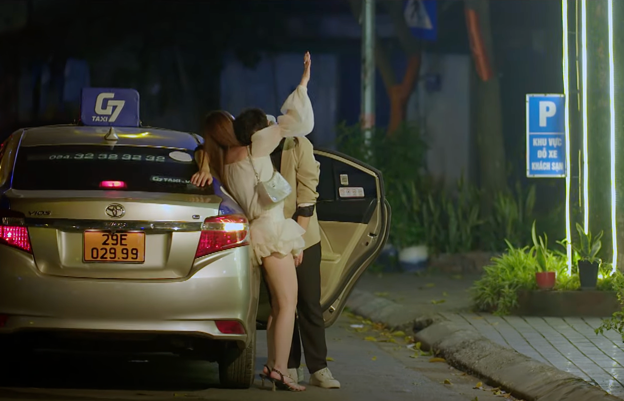 Hân (Việt Hoa) vội vàng đến đón chồng nhưng lại thấy chồng được một người phụ nữ dìu vào khách sạn. Hân (Việt Hoa) vội vàng đến đón chồng nhưng lại thấy chồng được một người phụ nữ dìu vào khách sạn.