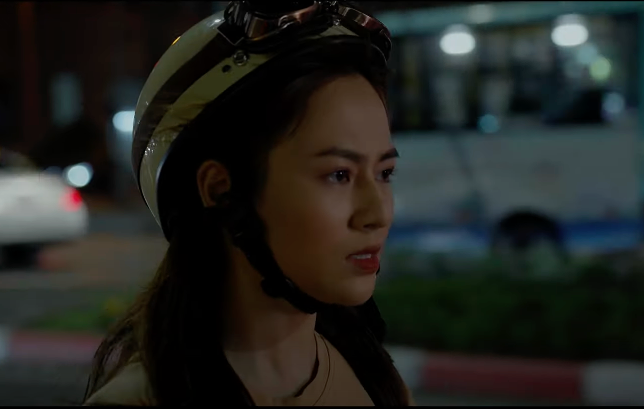 Hân (Việt Hoa) vội vàng đến đón chồng nhưng lại thấy chồng được một người phụ nữ dìu vào khách sạn. Hân (Việt Hoa) vội vàng đến đón chồng nhưng lại thấy chồng được một người phụ nữ dìu vào khách sạn.