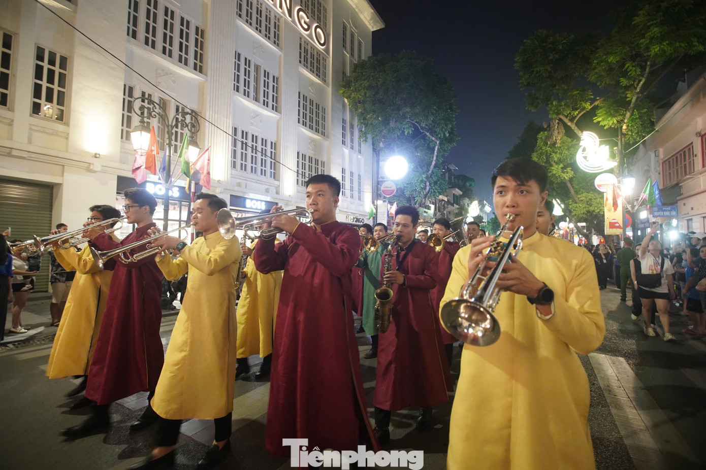 Phần diễn hành được dàn dựng như mô phỏng lại một lễ hội đầy màu sắc của người dân Hà Nội. Lễ hội là yếu tố không thể thiếu để làm nên nền văn hóa của một thành phố, quốc gia.