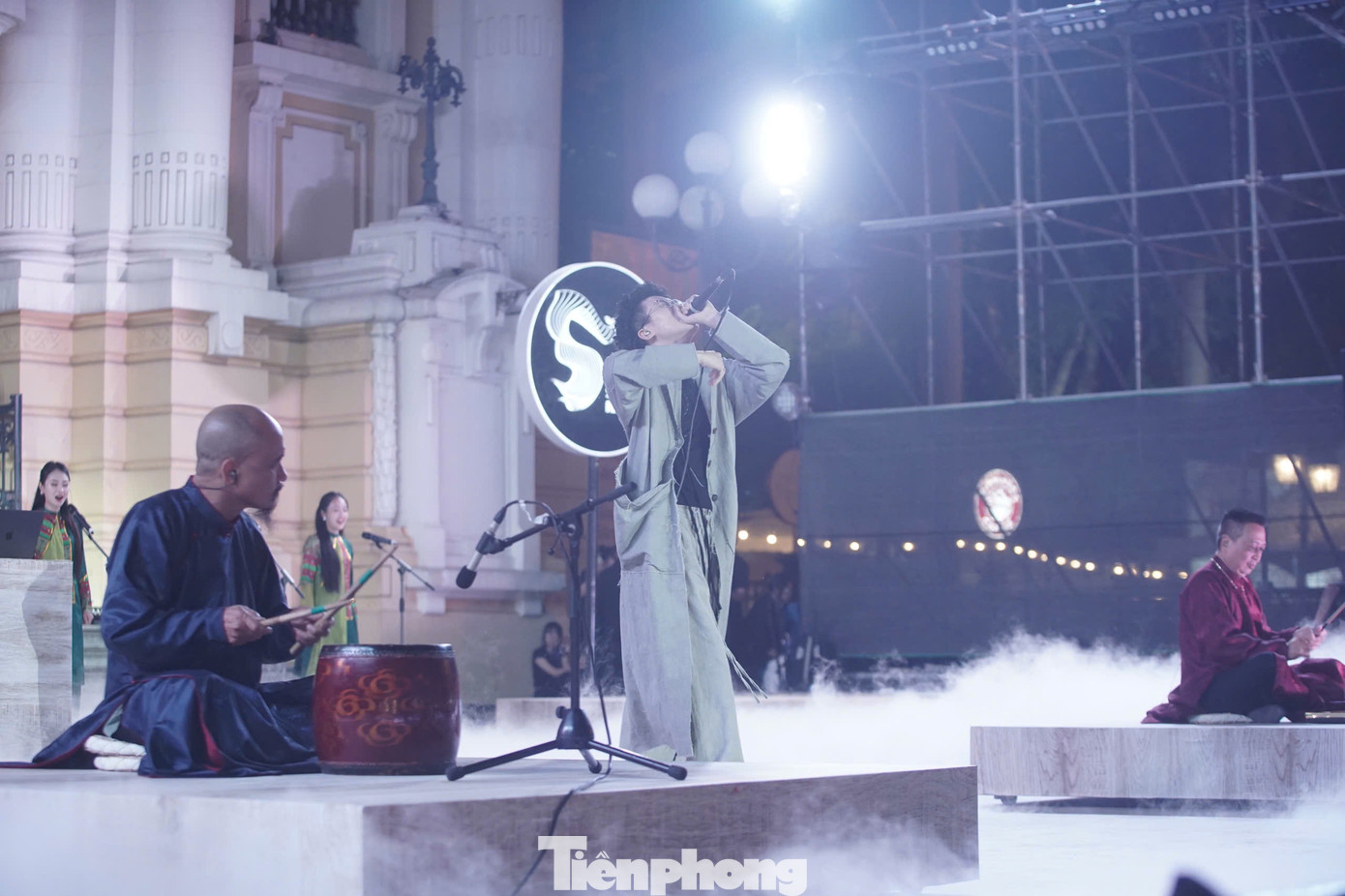 Sân khấu lễ khai mạc đặc sắc với những tiết mục kết hợp giữa văn hóa truyền thống và hiện đại. Chất truyền thống, hiện đại như hòa quyện với nhau thông qua những tiết mục kết hợp nghệ thuật tuồng, chèo, beatbox và hợp xướng...