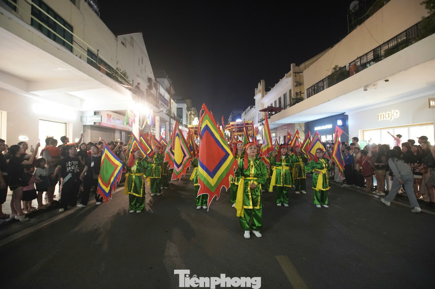 Phần diễn hành được dàn dựng như mô phỏng lại một lễ hội đầy màu sắc của người dân Hà Nội. Lễ hội là yếu tố không thể thiếu để làm nên nền văn hóa của một thành phố, quốc gia.