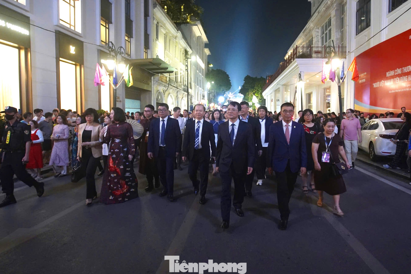 Nghi thức khai mạc khép lại, các đại biểu cùng nhau xuống phố diễu hành, tận hưởng không khí của một trong những lễ hội thiết kế, sáng tạo lớn nhất của Hà Nội.