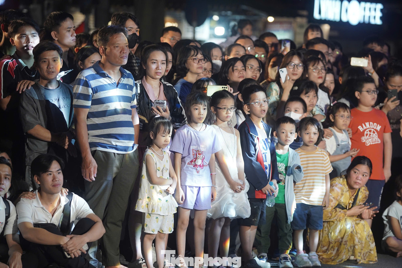 Người dân đổ xô ra đường tận hưởng không khí sôi động của Lễ hội Thiết kế sáng tạo Hà Nội 2024 mang đến.