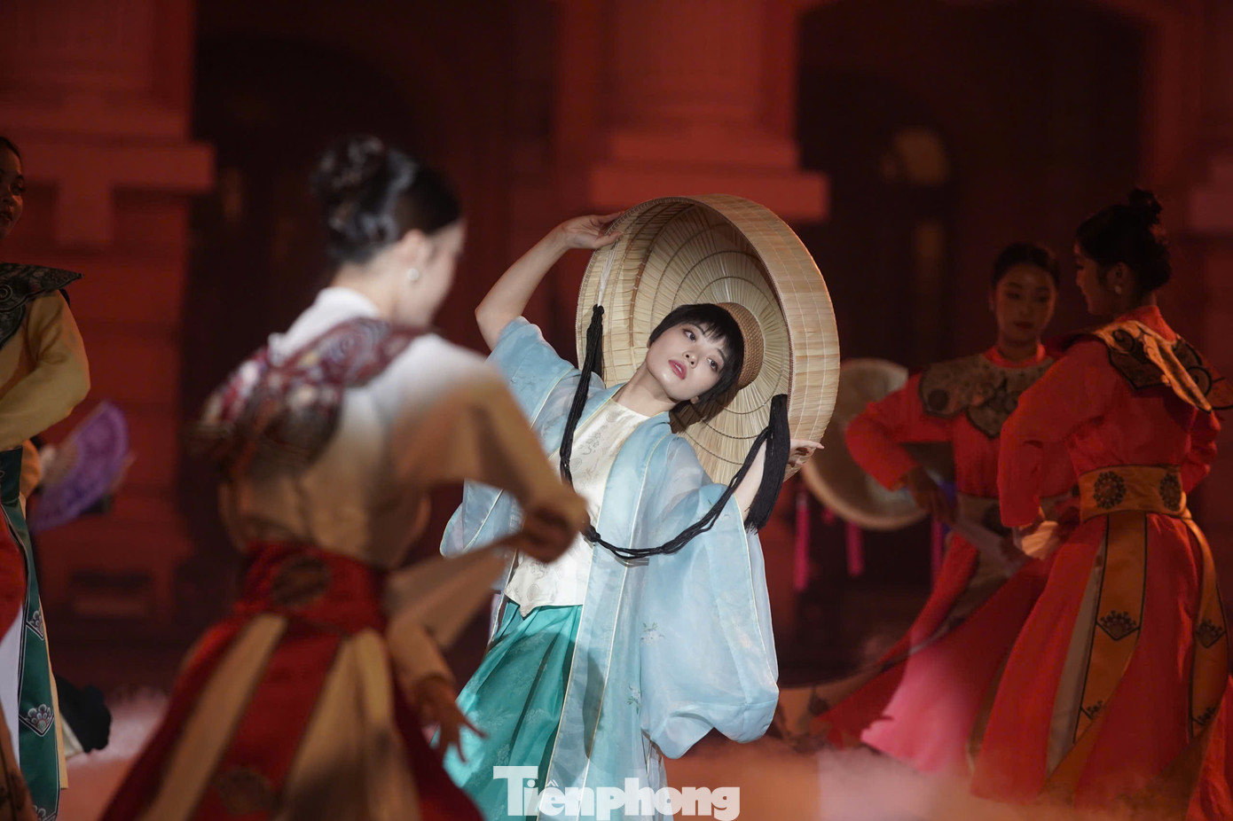 Với chủ đề Giao lộ sáng tạo diễn ra ngày 9-17/11, thu hút hơn 500 đơn vị, nhà sáng tạo, kiến trúc sư, nghệ nhân, đặc biệt là nhiều nghệ sĩ trẻ trong các lĩnh vực thiết kế. Lễ hội được hình thành dọc theo 7 công trình di sản lịch sử tiêu biểu của Hà Nội với hơn 100 hoạt động sáng tạo thuộc các lĩnh vực công nghiệp văn hóa như kiến trúc, thiết kế, trình diễn, thủ công mỹ nghệ...