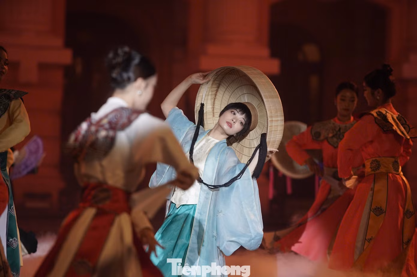 Với chủ đề Giao lộ sáng tạo diễn ra ngày 9-17/11, thu hút hơn 500 đơn vị, nhà sáng tạo, kiến trúc sư, nghệ nhân, đặc biệt là nhiều nghệ sĩ trẻ trong các lĩnh vực thiết kế. Lễ hội được hình thành dọc theo 7 công trình di sản lịch sử tiêu biểu của Hà Nội với hơn 100 hoạt động sáng tạo thuộc các lĩnh vực công nghiệp văn hóa như kiến trúc, thiết kế, trình diễn, thủ công mỹ nghệ...