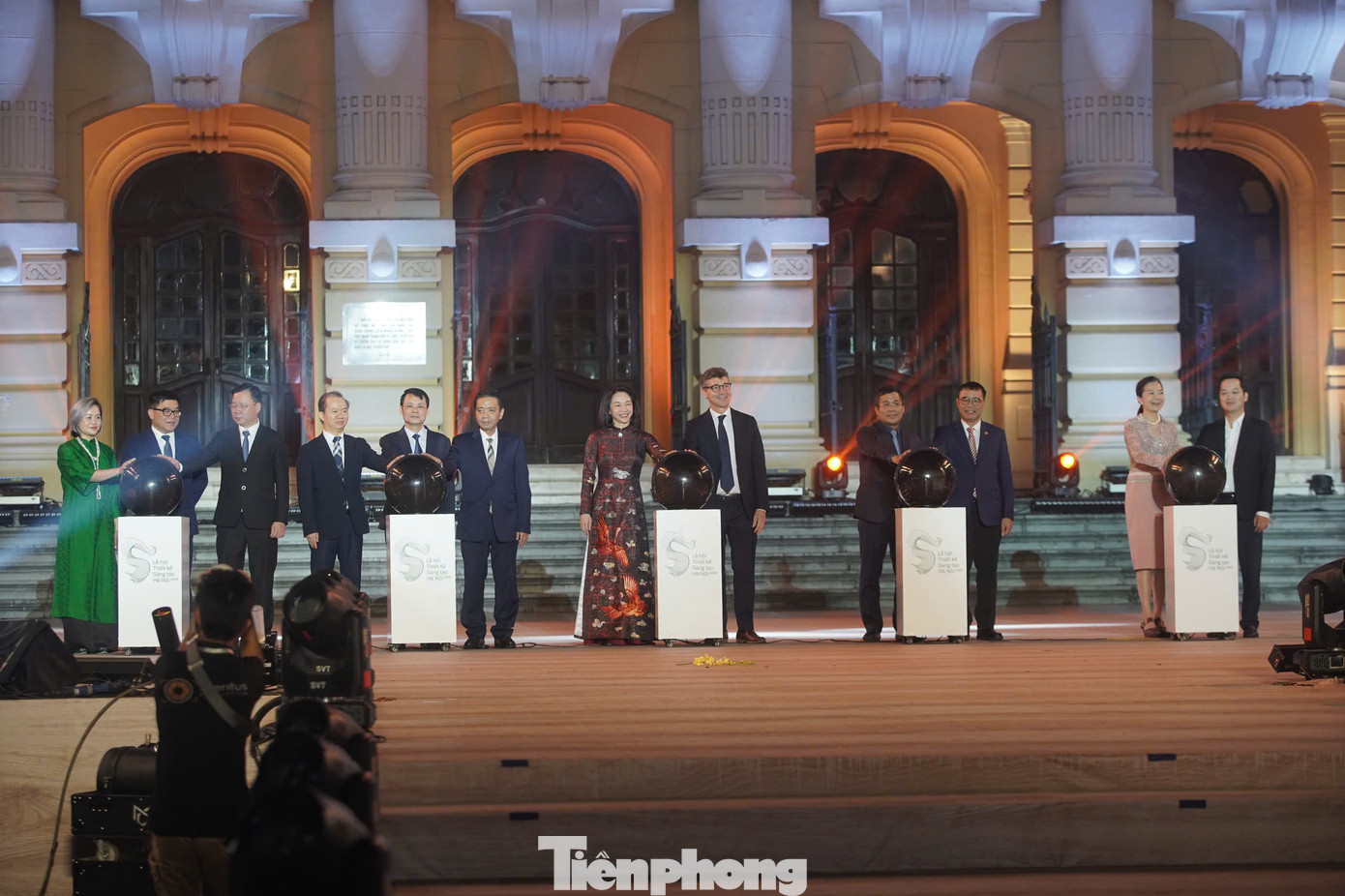 “Thành phố chuẩn bị các điều kiện ra mắt trung tâm điều phối hoạt động sáng tạo Hà Nội nhằm kết nối các đơn vị, tổ chức, cá nhân, chuyên gia, nghệ sĩ, nhóm cộng đồng hoạt động trong lĩnh vực thiết kế sáng tạo, thu hút kết nối các nguồn lực sáng tạo ở địa phương và quốc tế... từ đó bước đầu hình thành trung tâm ươm mầm tài năng trong các lĩnh vực thiết kế sáng tạo”, bà Vũ Thu Hà nêu.