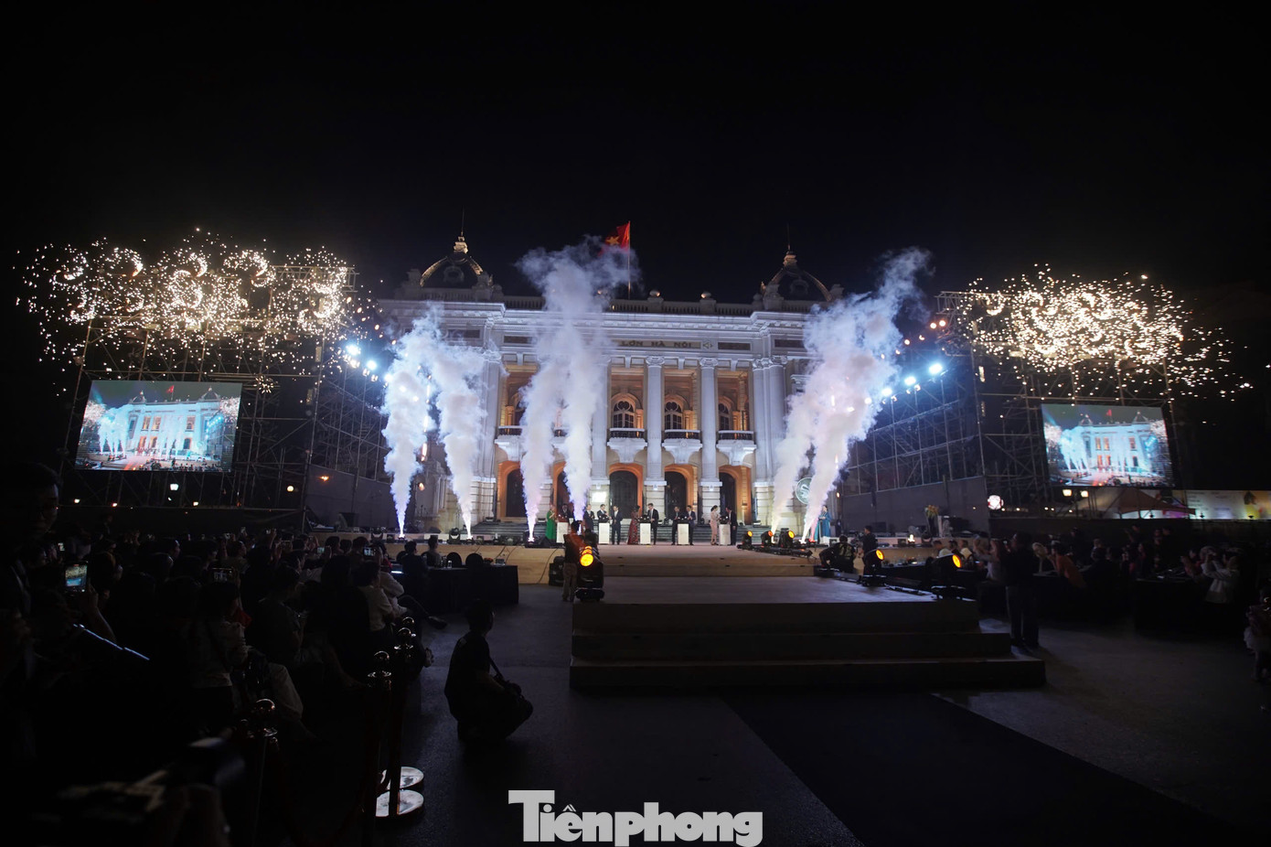 Lễ hội Thiết kế sáng tạo Hà Nội 2024 khai mạc tại Quảng trường Cách mạng Tháng Tám (trước Nhà hát Lớn Hà Nội). Lễ hội do UBND thành phố chỉ đạo, Sở Văn hóa, Thể thao Hà Nội, các đơn vị liên quan phối hợp với tổ chức.