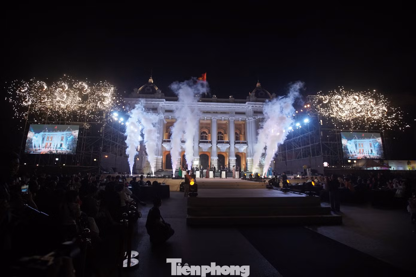 Lễ hội Thiết kế sáng tạo Hà Nội 2024 khai mạc tại Quảng trường Cách mạng Tháng Tám (trước Nhà hát Lớn Hà Nội). Lễ hội do UBND thành phố chỉ đạo, Sở Văn hóa, Thể thao Hà Nội, các đơn vị liên quan phối hợp với tổ chức.