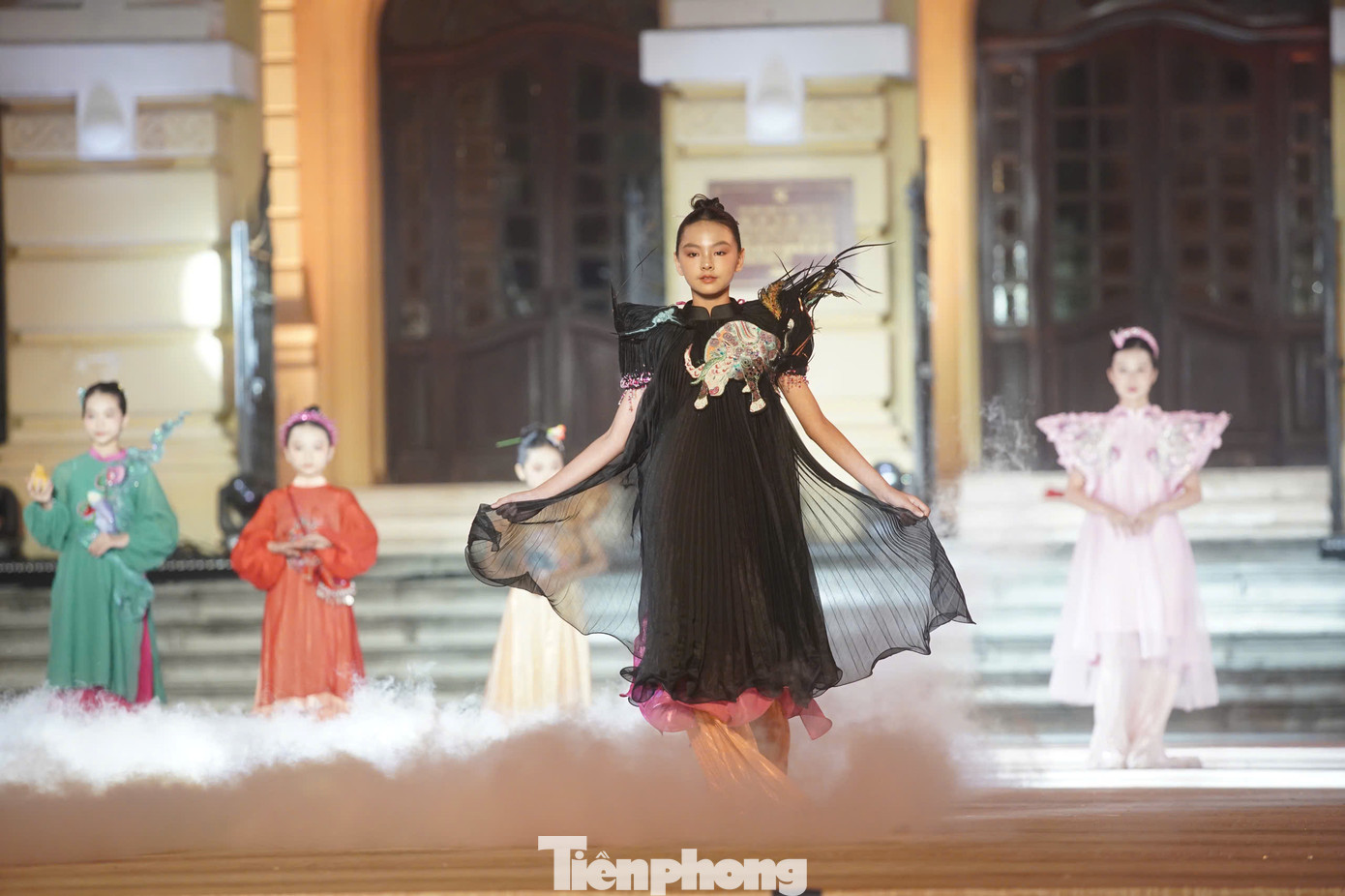 Sân khấu lễ khai mạc đặc sắc với những tiết mục kết hợp giữa văn hóa truyền thống và hiện đại. Chất truyền thống, hiện đại như hòa quyện với nhau thông qua những tiết mục kết hợp nghệ thuật tuồng, chèo, beatbox và hợp xướng...