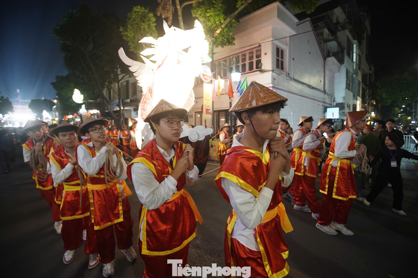 Phần diễn hành được dàn dựng như mô phỏng lại một lễ hội đầy màu sắc của người dân Hà Nội. Lễ hội là yếu tố không thể thiếu để làm nên nền văn hóa của một thành phố, quốc gia.