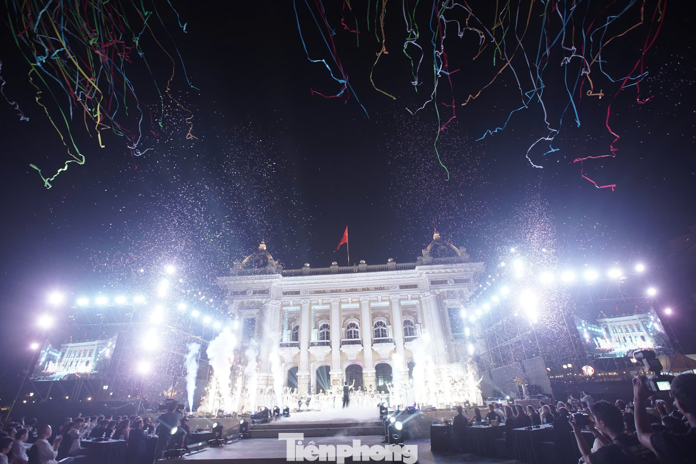 Chuỗi 3 tác phẩm liên tiếp được trình diễn bởi nhóm nghệ sĩ trẻ: Minh Tốc &amp; Lam, nhóm 12 Con Giáp và dàn Hợp xướng kết hợp 100 em nhỏ, các nghệ sĩ và tình nguyện viên lễ hội khép lại phần đầu của chương trình khai mạc. Chuỗi tác phẩm như sự tôn vinh tài năng trẻ, những ý tưởng sáng tạo độc đáo đang định hình diện mạo nghệ thuật và thiết kế hiện đại.