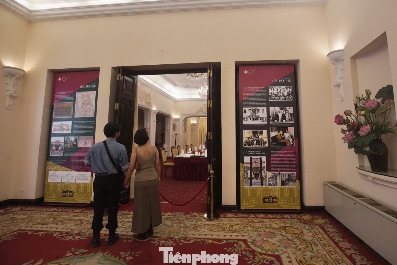 Người dân háo hức khám phá một không gian kiến trúc đầy hoài niệm quá khứ vừa ngập tràn những thiết kế mới mẻ. Đây cũng là lần đầu các cánh cửa của Bắc Bộ Phủ mở ra, đón công chúng tham quan, khám phá.
