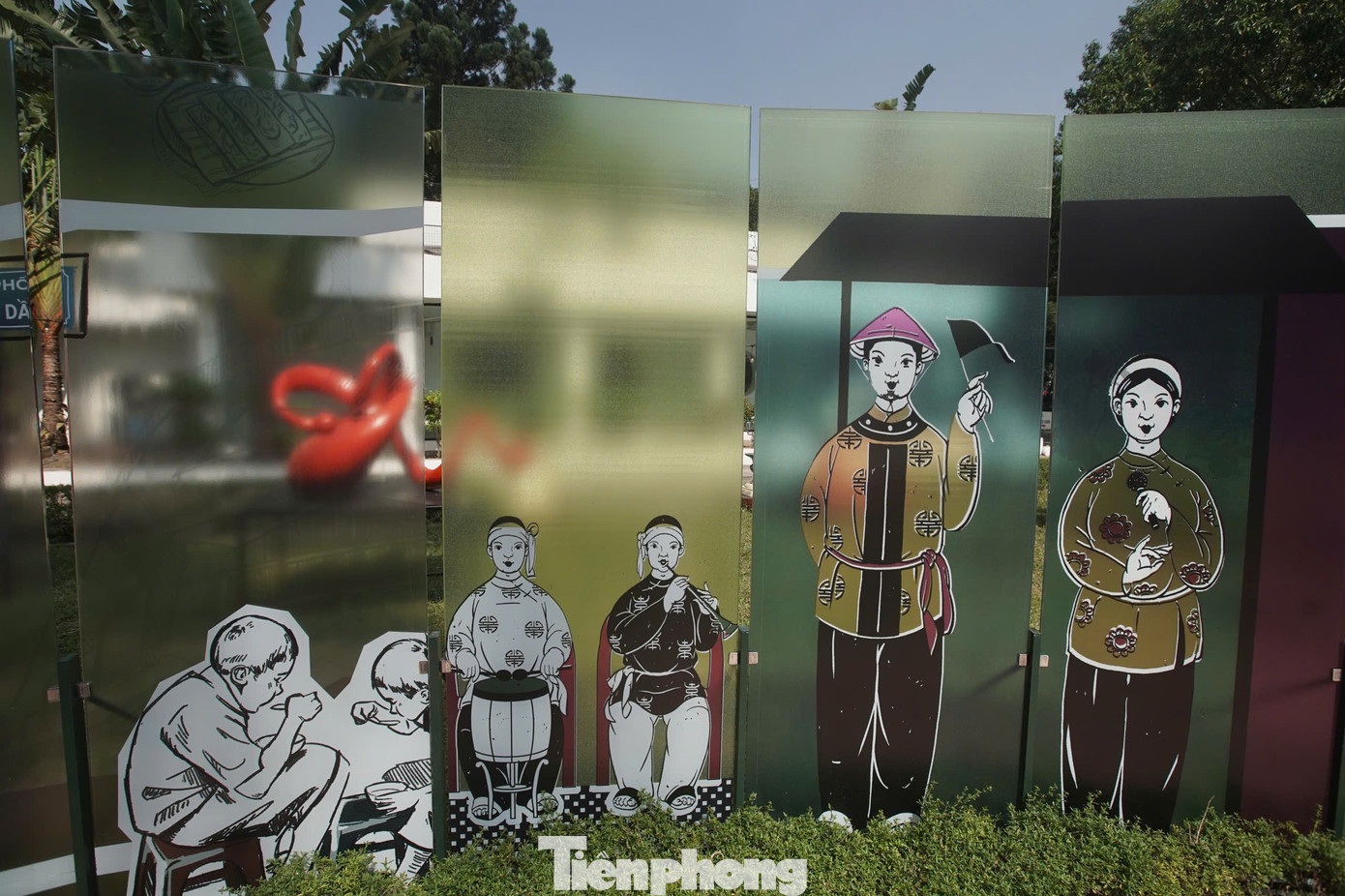 Không gian bên ngoài của Bắc Bộ Phủ là nơi trưng bày tổ hợp triển lãm Hiện với 43 tấm kính tạo thành cung tròn dẫn lối cho khách tham quan. Chất liệu kính cho phép người xem nhìn xuyên qua những mảng màu rõ nét, tươi mới để nhìn thấy những tác phẩm điêu khắc độc đáo trong triển lãm.